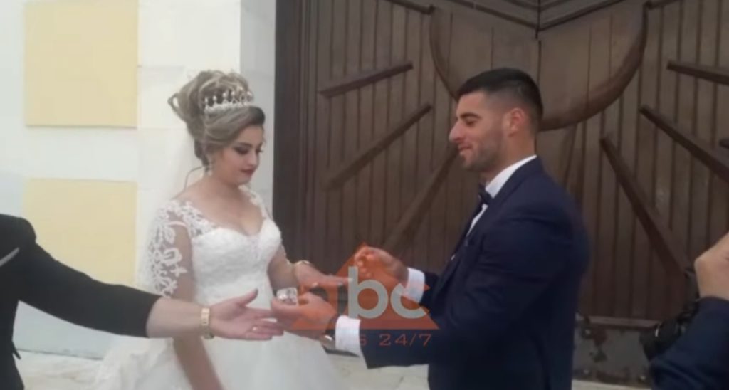 Dasmë në kohë koronavirusi, çifti shkodran martohet para kishës me derë të mbyllur