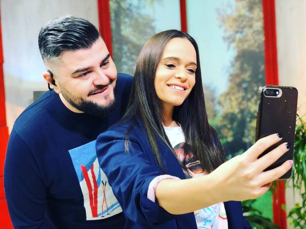 “Shkeli rregullat e higjienës për koronavirusin!” Televizioni reagon për largimin nga puna të 2 moderatorëve