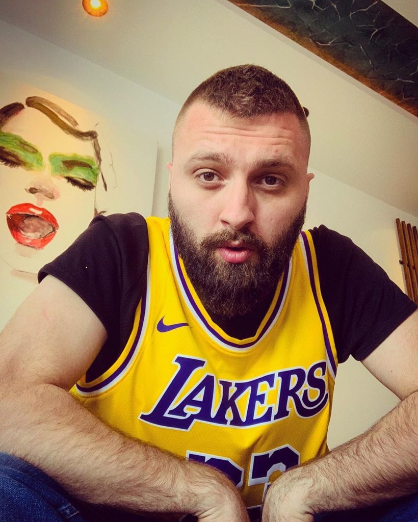 Për kë ta ketë vallë? Majk ironizon vajzat me botox: Si t’i besoj fjalës “të dua” kur del nga buzët fallco?