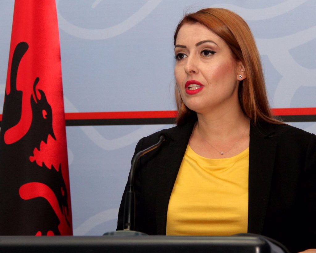 Ministrja Ogerta Manastirliu firmos urdhrin: Institucionet arsimore mbyllen pa afat