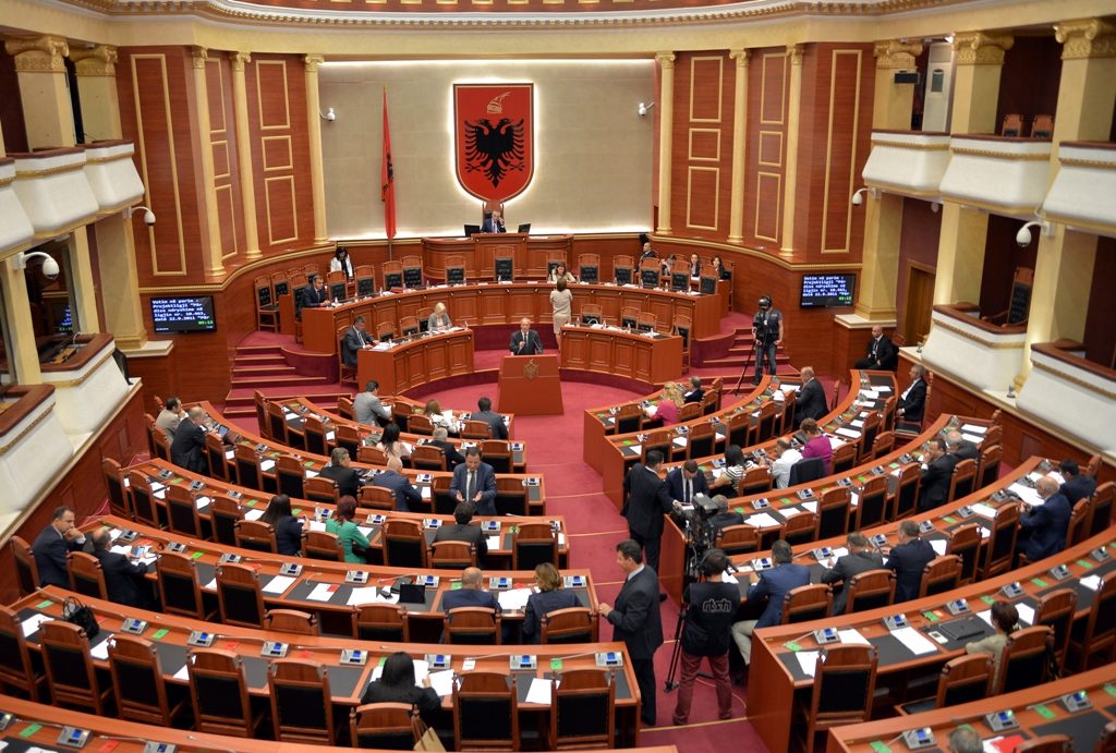 Masa shtrënguese për epideminë: Kuvendi redukton pagat e deputetëve për 3 muaj
