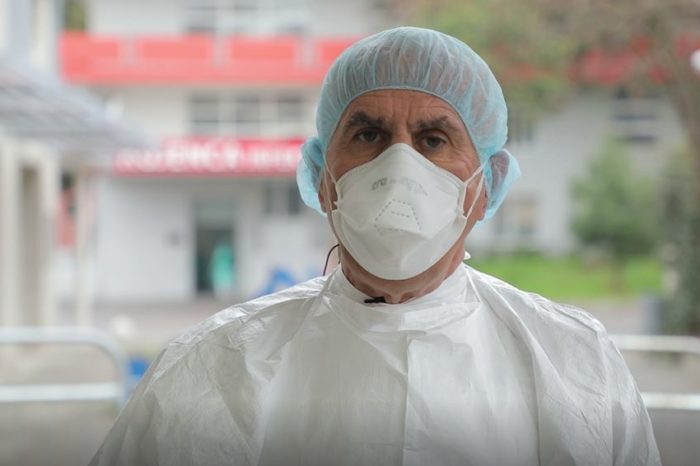 Në krye të detyrës, mjeku Pëllumb Pipero feston ditëlindjen në ambientet e spitalit