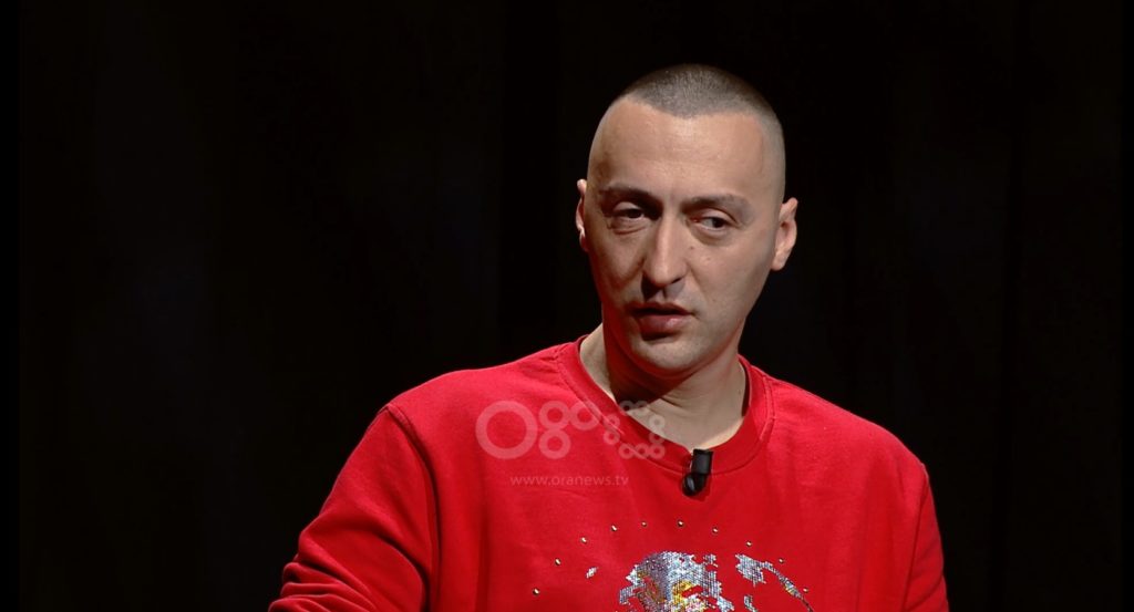“Më detyroi të merrja në klip modelen e shëmtuar!” Reperi shqiptar tregon skenën më të keqe të xhelozisë nga e dashura