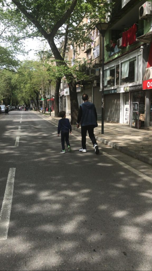 Nënat xhiro, baballarët në shtëpi, por një ministër e theu rregullin! (FOTO)