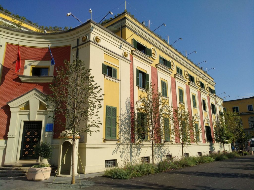 Fëmijë të vdekur nga Covid-19? Reagon Bashkia e Tiranës: Ja si qëndron e vërteta e tenderit të arkivolëve