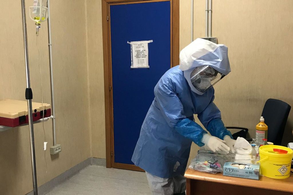 Infermierja bën gjestin prekës: Braktis profesionin për të mos rrezikuar jetën e të atit nga Covid-19