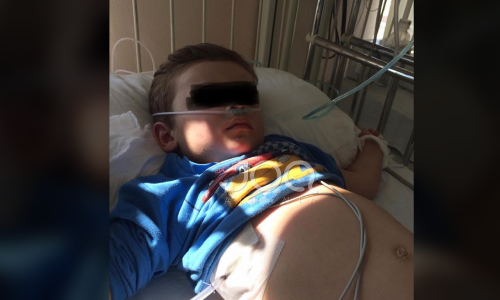 Bashkëjetuesi i dhunoi barbarisht djalin, flet nëna e 3-vjeçarit: Kisha dalë për pazar, kur erdha e gjeta të rrahur