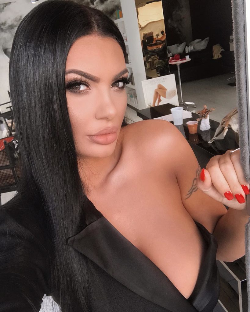 Brenda festës të ditëlindjes ku gjithçka është kuqezi! E dini sa vjeç mbushi Zaimina Vasjari? (FOTO)