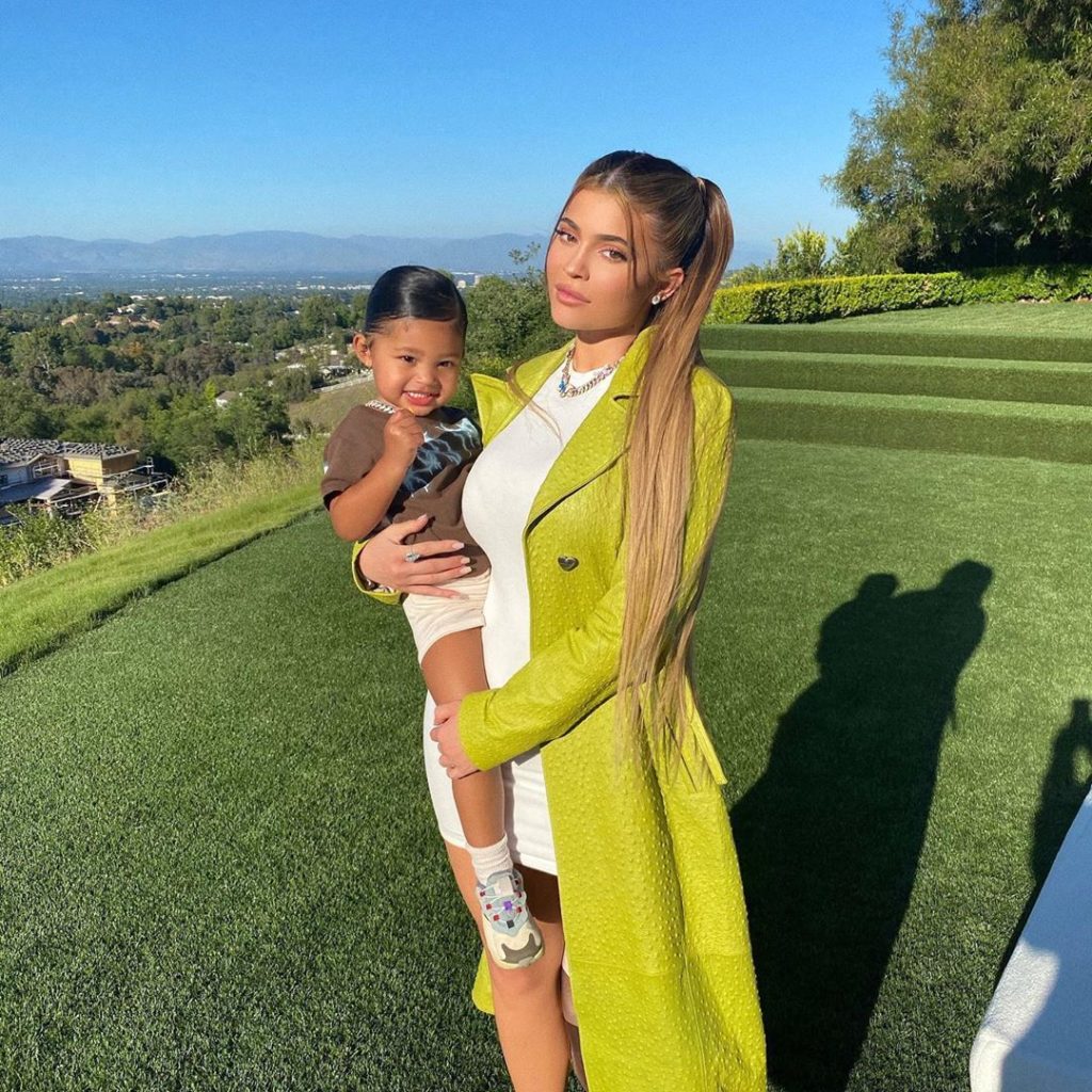 Kylie Jenner publikoi një foto të vetes kur ishte 2 vjeç dhe duket Copy Paste si Stormi!