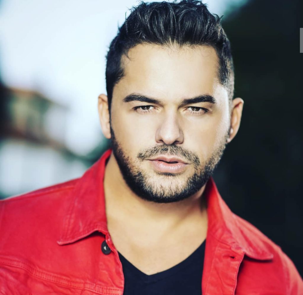 Shpat Kasapi feston ditëlindjen dhe të gjitha urimet e VIP-ave shqiptarë kanë një gjë të përbashkët