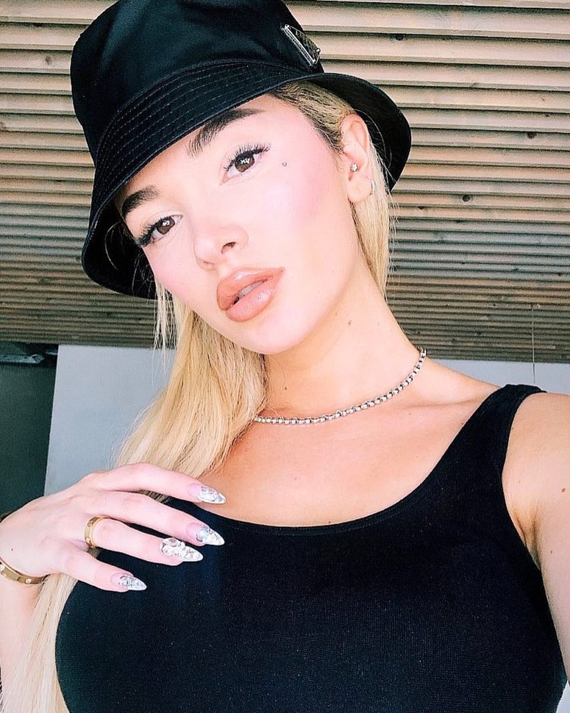 “Të dhimbshme, por të bukura”, Era Istrefi paska përgatitur surprizën emocionuese për fansat në këto ditë izolimi