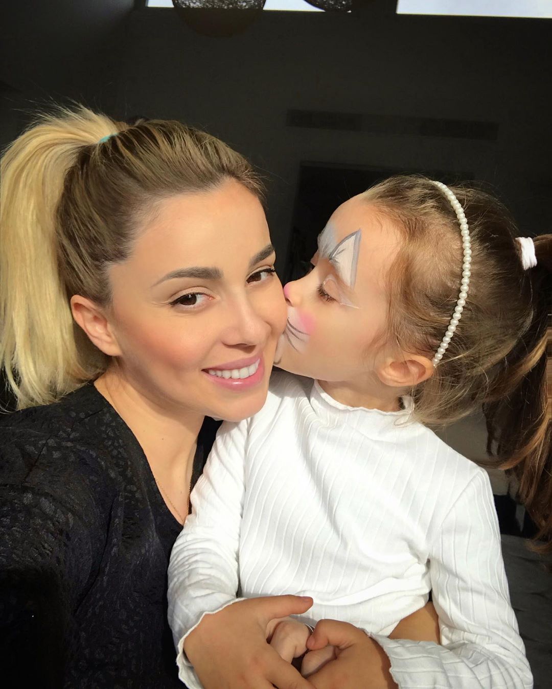 Vajza e Miriam Canit ka filluar që tani të veshë rrobat e mamit dhe kjo video nuk mund të ishte më e ëmbël se kaq