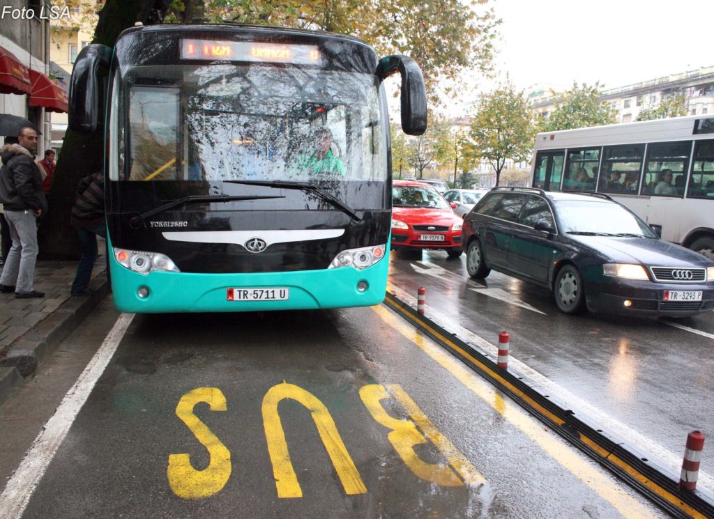 “Jemi drejt falimentit”/ Kreu i Shoqatës së Transportit kërkon rifillimin e aktivitetit, paralajmëron rritjen e çmimit të biletës
