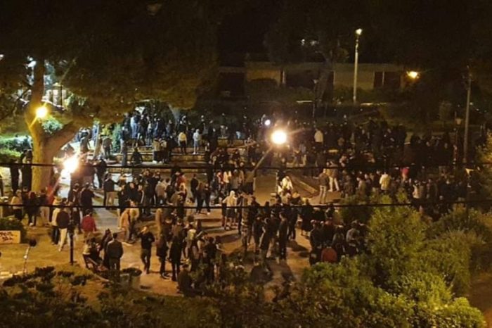 Grekët humbasin durimin! 300 të rinj thyejnë karantinën, mblidhen të festojnë me birra dhe sulmojnë policinë! (VIDEO)