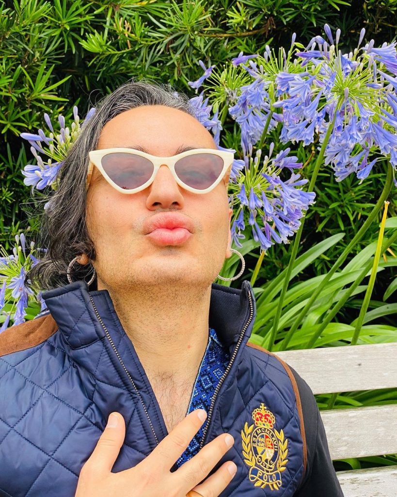 Elton Ilirjani lëshon bombën: “25 deputetë janë gay! Politikanët më kërkuan seks pas fotos!”