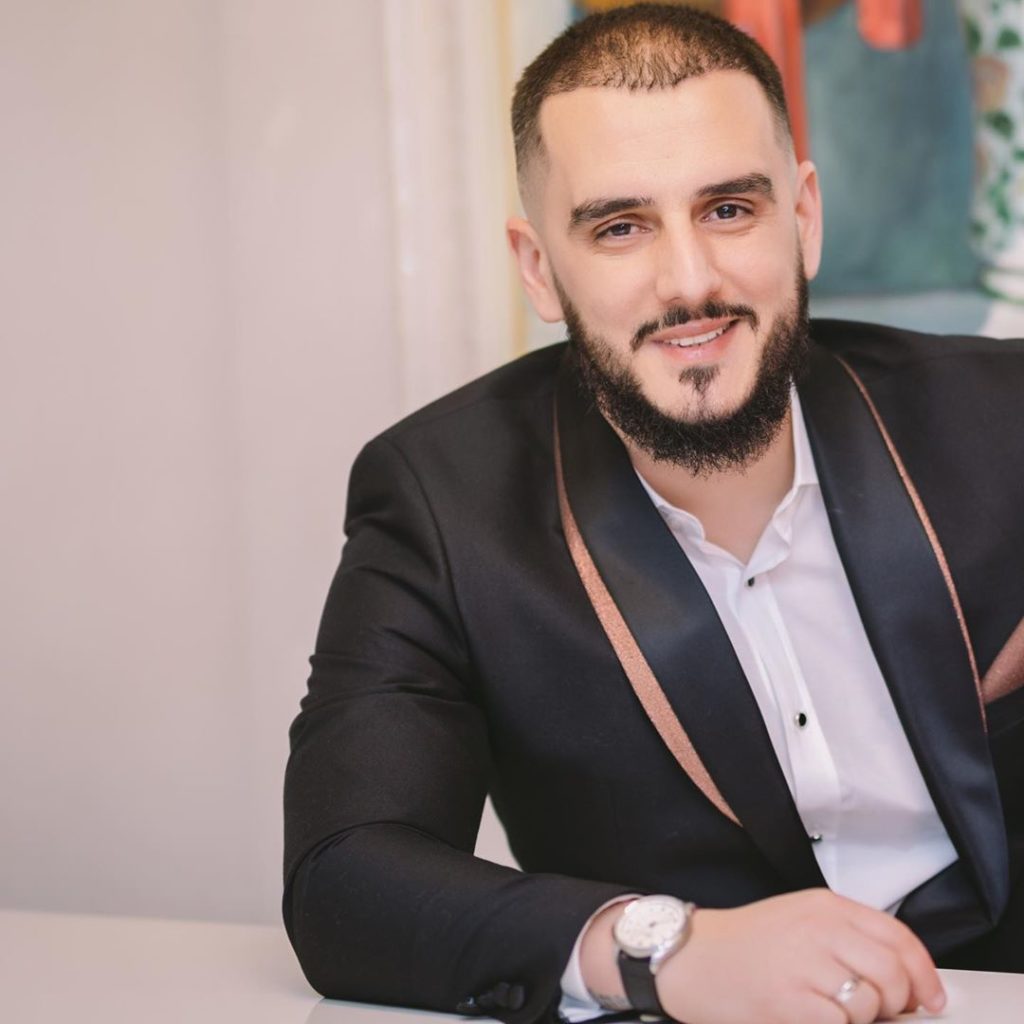 Gold Ag prezanton për herë të parë bashkëshorten!