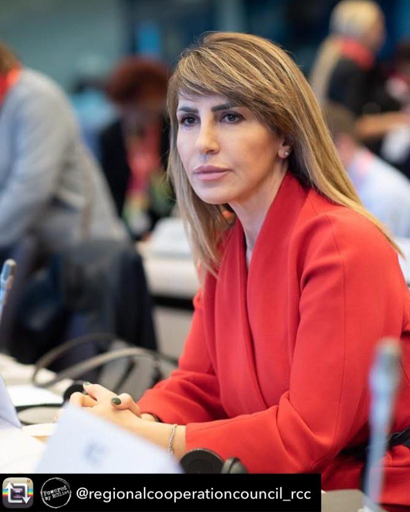 Ju besohet që është 46 vjeçe? Majlinda Bregu feston ditëlindjen me një foto të vjetër dhe tregon dhuratën pikante!