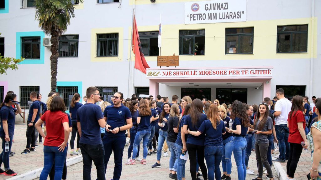 Maturantët rikthehen sot në shkollë, ja rregullat që duhet të ndjekin