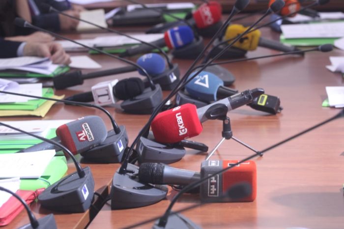 Ngecin negociatat për mediat! Qeveria vijon të heshtë para nevojave të gazetarëve
