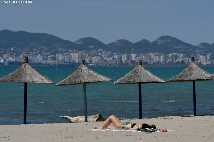 “Turistët vijnë të premten, por nuk ikin dot të dielën!” Operatorët turistikë të shqetësuar për rregullat e reja