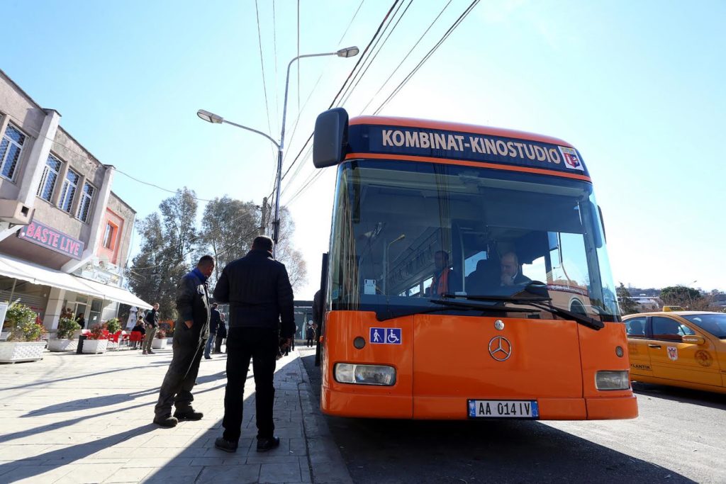 “Kemi vështirësi ekonomike!” Kreu i Shoqatës së Transportit publik me teori më vete: Nuk infektohesh në transportin urban!