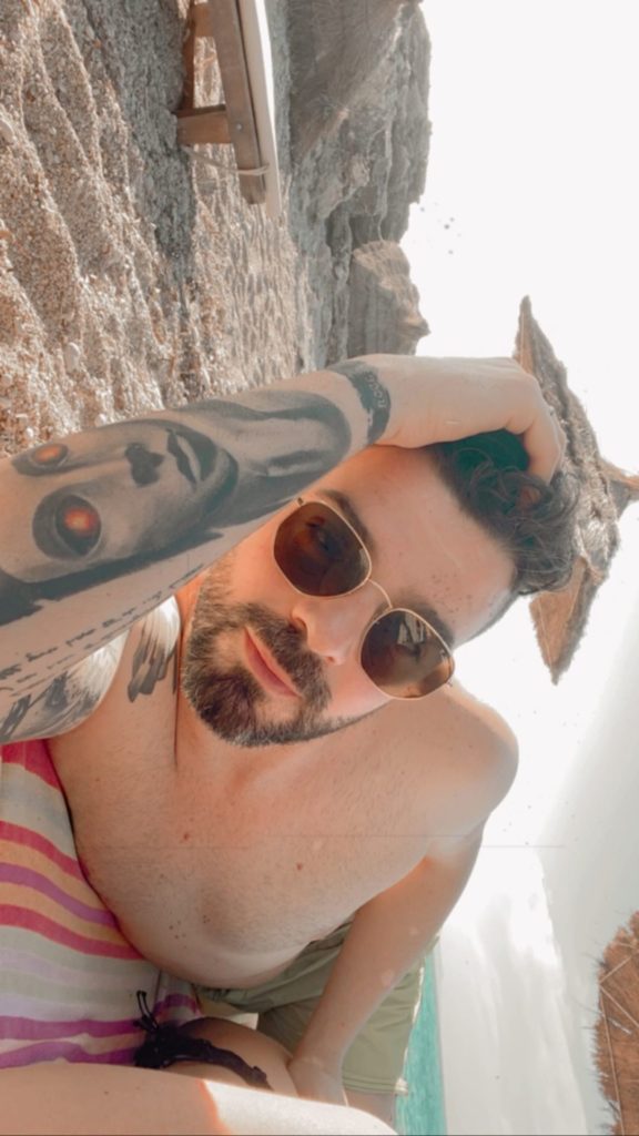 Me look-un e ri si Maluma, Dj Sardi shijon plazhin me të fejuarën dhe të gjithë sytë tek ajo!