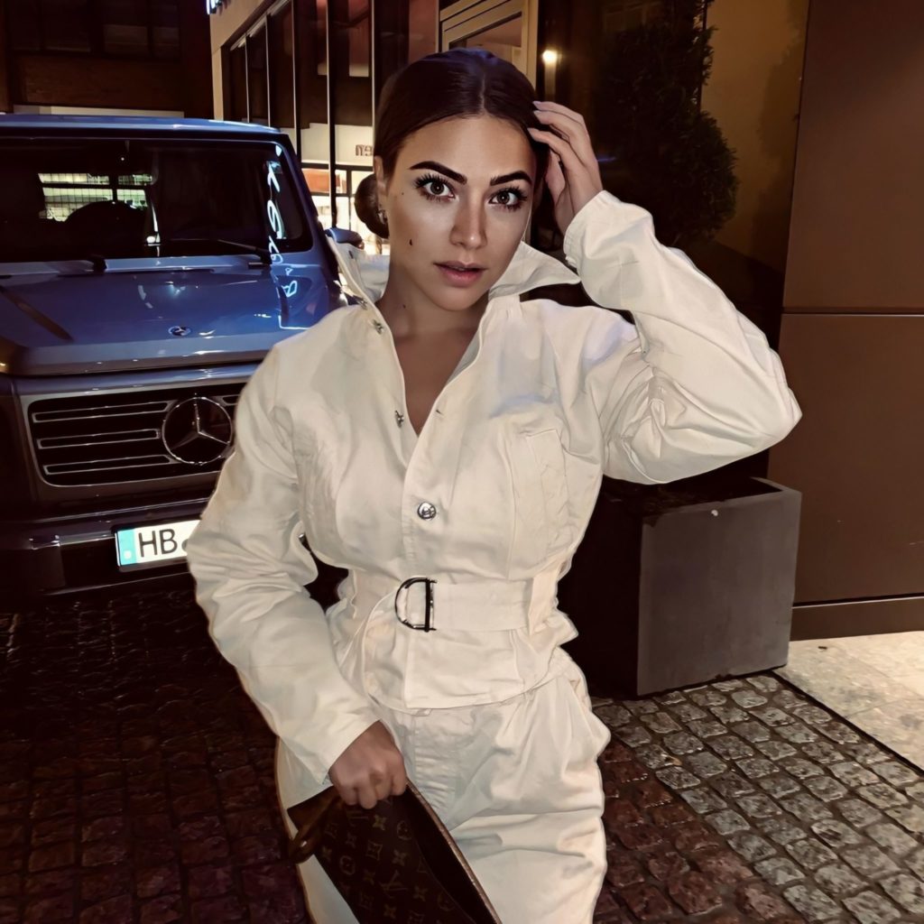 Nuk fshihet më! Nëse fotoja e parë s’jua mbushi mendjen, Sara pozon sërish me barkun e rrumbullakosur