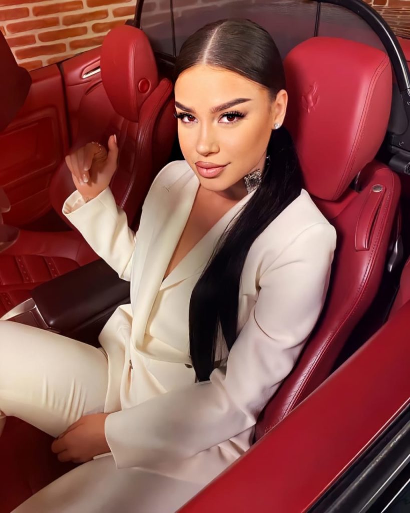 Nuk e dimë se kush e ka gënjyer Dhurata Dorën, por “Ferrari” i saj po çmend fansat!