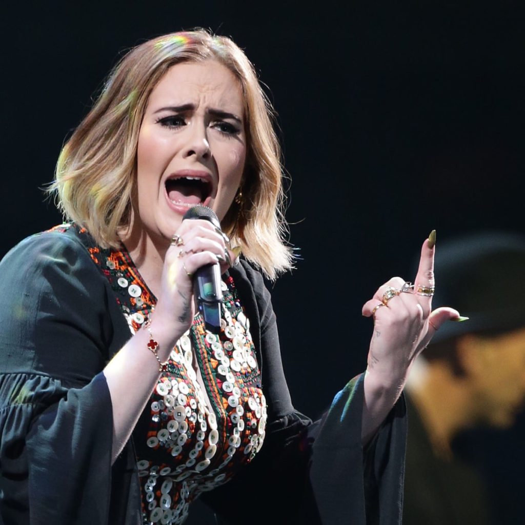 U dobësua 45 kilogramë, Adele vesh fustanin e 2016-s dhe krahasimi është i paparë!