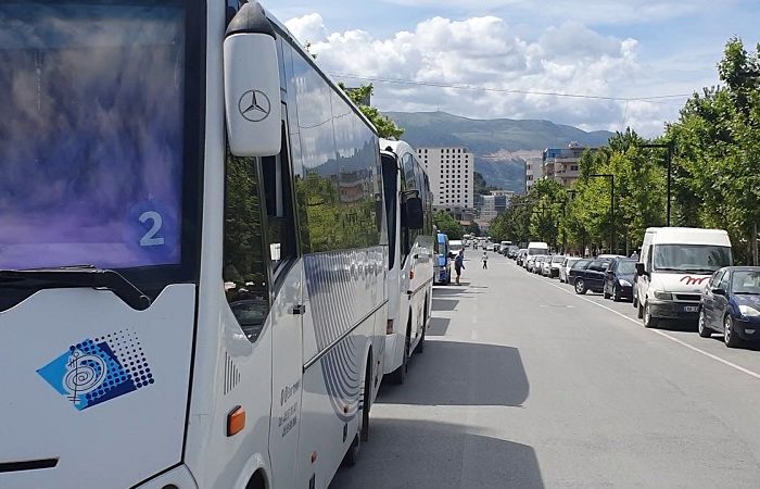 Rinis transporti ndërqytetas, por me Tiranën çfarë do të ndodhë?