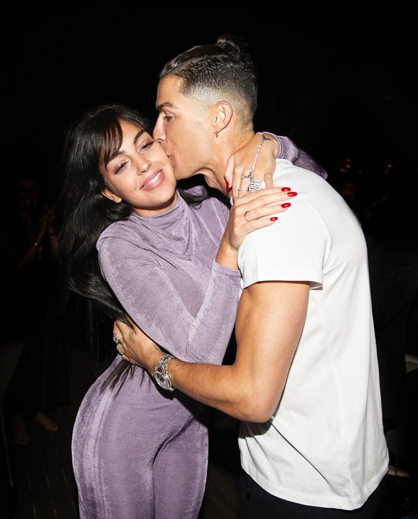 Nëpërmjet fotos së ëmbël familjare Georgina i uron ditëlindjen binjakëve të Cristiano Ronaldos