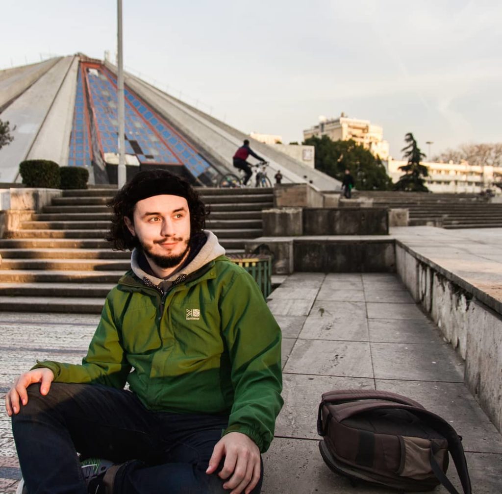Deklarata tronditëse e fotografit për seksin me të mitur: Nuk është e jashtëligjshme të kryesh marrëdhënie me femrat që ju vijnë periodat”