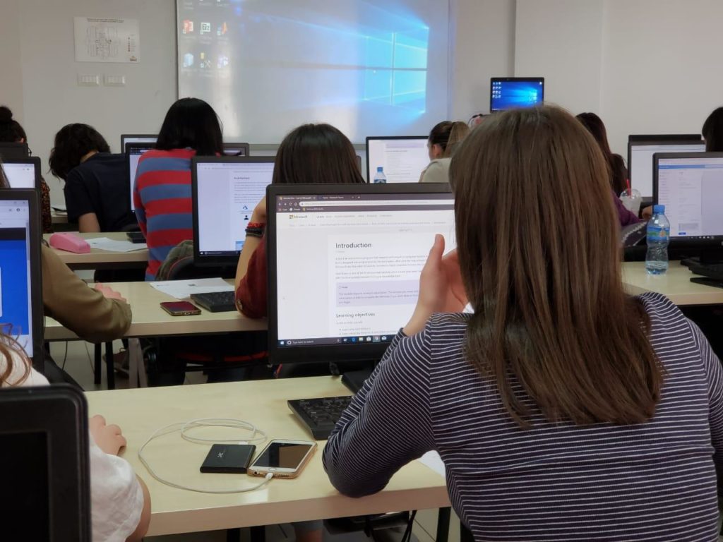 Një student i infektuar me COVID-19 në Fakultetin e Teknologjisë dhe Informacionit, anulohen provimet e verës