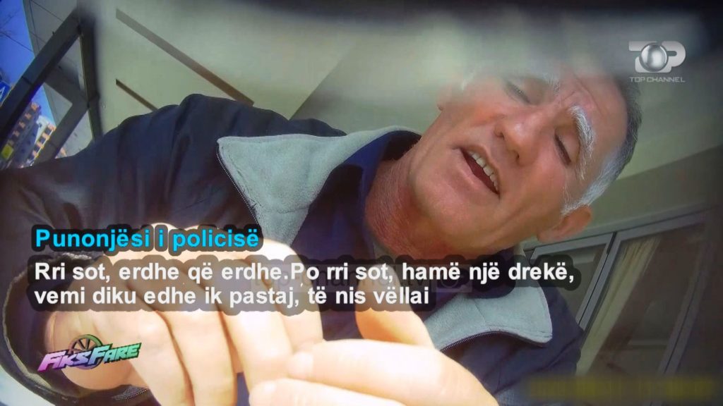 “Kam rënë në dashuri me ty!” Polici maniak kërkon seks në këmbim të kalimit të kufirit në Greqi