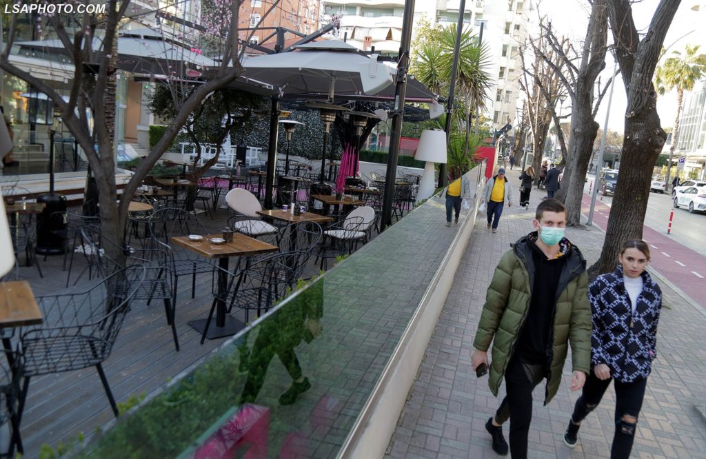 1 muaj nga hapja, baret dhe restorantet në ngërç: “Të reduktohet TVSH-ja, qytetarët po shkelin rregullat e distancimit!”