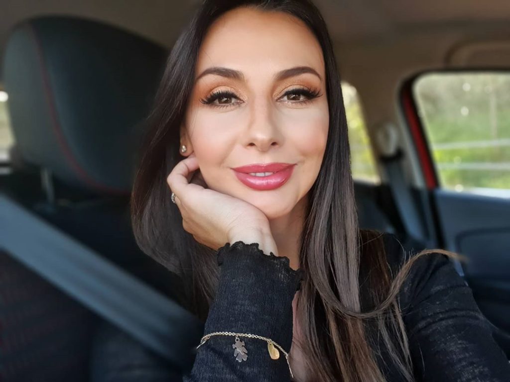 Amarda Toska na kujton se selfiet pa pikë makijazhi janë në modë këtë verë! (FOTO)