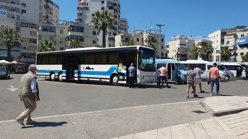 Autobusi i linjës në Tiranë merr flakë në ecje, pas defektit!