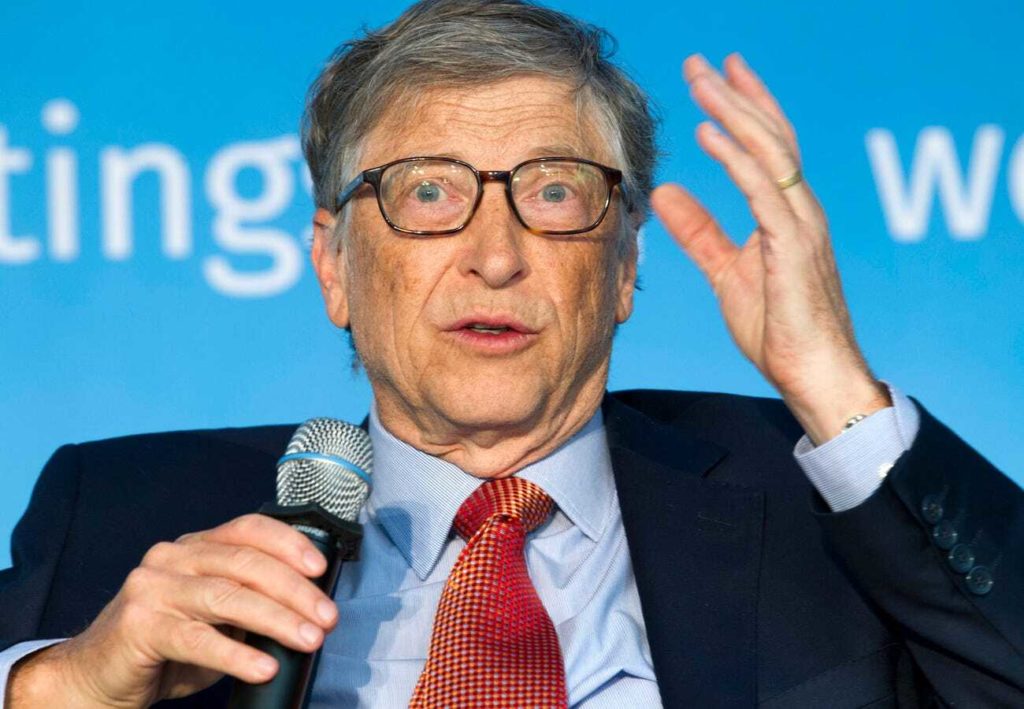 U përfshi në teoritë konspirative mbi COVID-19, vaksinën dhe mikroçipin! Flet Bill Gates