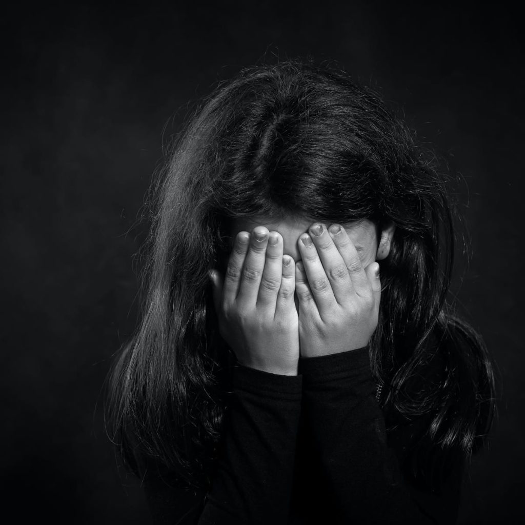 “Nga gjysma e poshtë ishte lakuriq”: Babai tregon abuzimin seksual të dy vajzave të tij nga bashkëfshatari