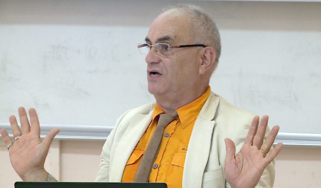 Artan Fuga në mbështetje të maturantëve: Revoltohuni! Politika ua ka vendosur gjurin në kokë