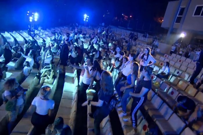 Koncert në kohë pandemie nga Bashkia e Tiranës: Harrohen distancimi social dhe masat kundër Covid-19