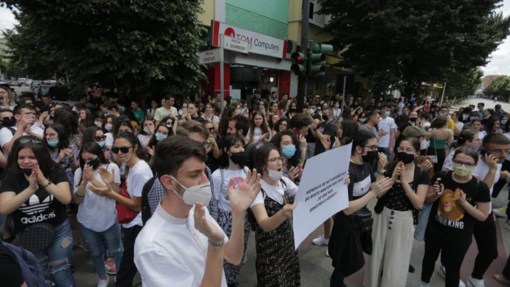 Tensionohet situata në protestën para Ministrisë së Arsimit, maturantët qëllojnë me vezë