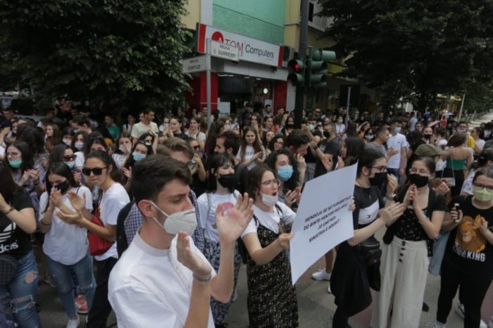 Tensionohet situata në protestën para Ministrisë së Arsimit, maturantët qëllojnë me vezë
