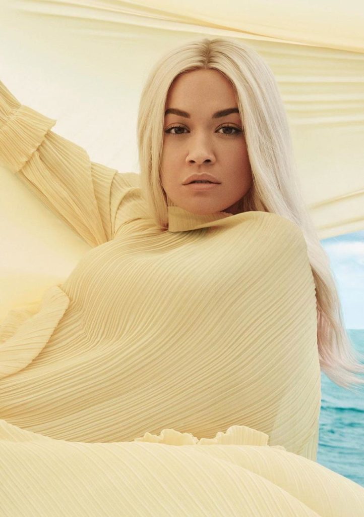 Përvëlohet rrjeti! Rita Ora sapo ndryshoi look-un dhe këtë na e tregoi duke pozuar topless