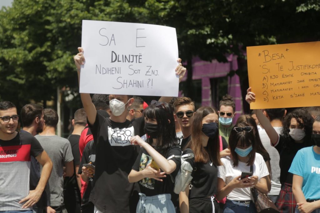 Maturantët bllokojnë rrugën e Durrësit me protesta. I dorëzojnë ministres së Arsimit draftin: “Ka kohë deri në mesnatë për t’u përgjigjur!”