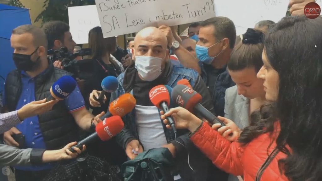 “Na ka shkuar thika në fyt”! Transporti publik në protestë, policia i “kërcënon” me shoqërim në komisariat