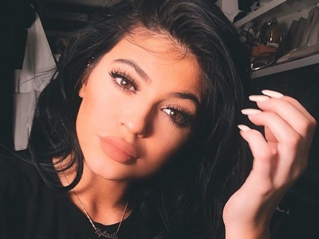 Pa filler, pa bisturi! Ja çfarë mund të bëni nga shtëpia për buzë të plota si të Kylie-t