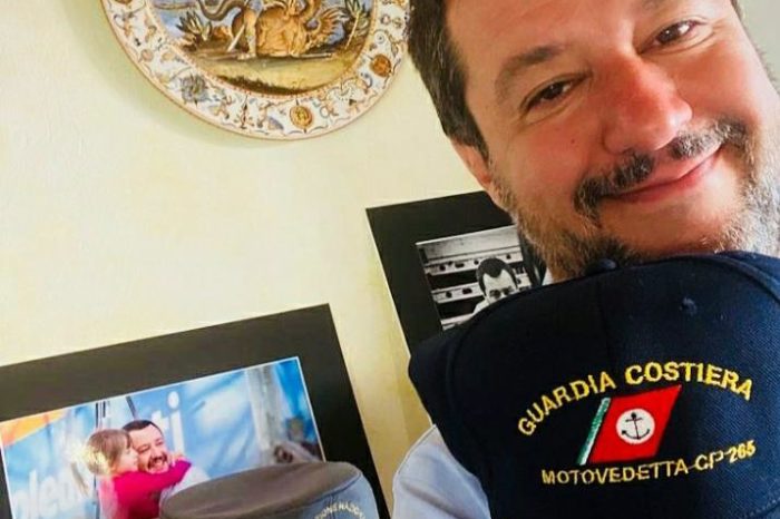 Matteo Salvini në foto edhe me qeleshen shqiptare, mesazh për Italinë dhe kufijtë