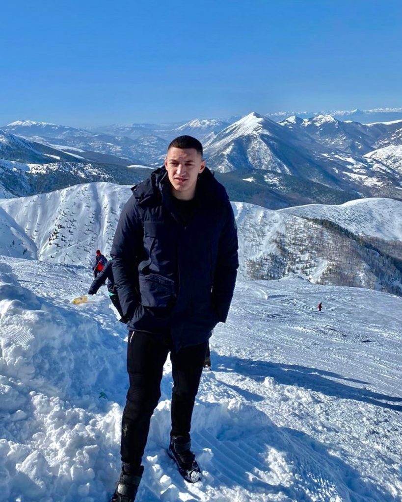 Sherr për një vajzë në ish-Bllok: Pranga djalit të ish-deputetit, plagosi një person me armë zjarri