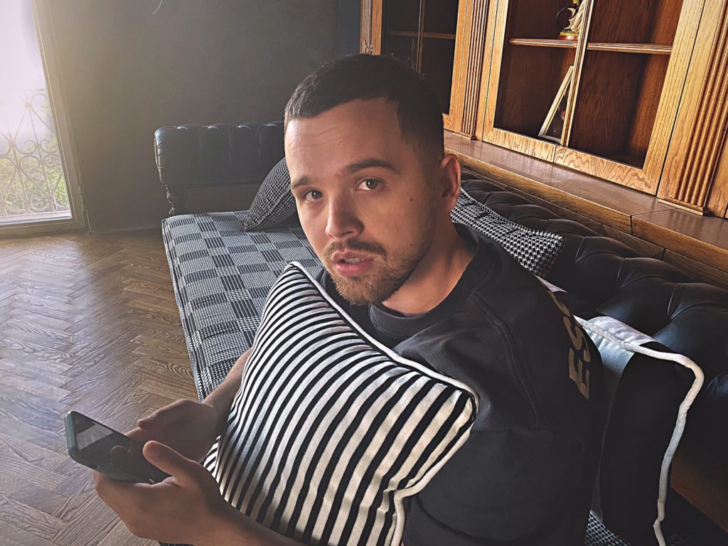 Yll Limani ndodhet në studio, por nuk është vetëm, ja kush e shoqëron